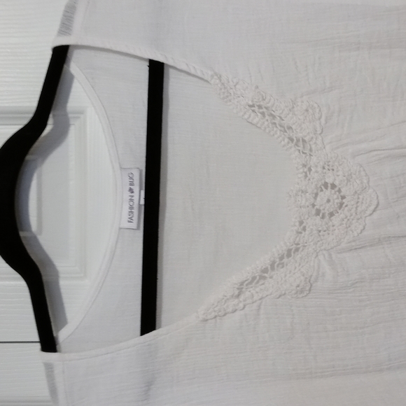 LAST CHANCE Ruffled sleeveless top - Picture 2 of 4